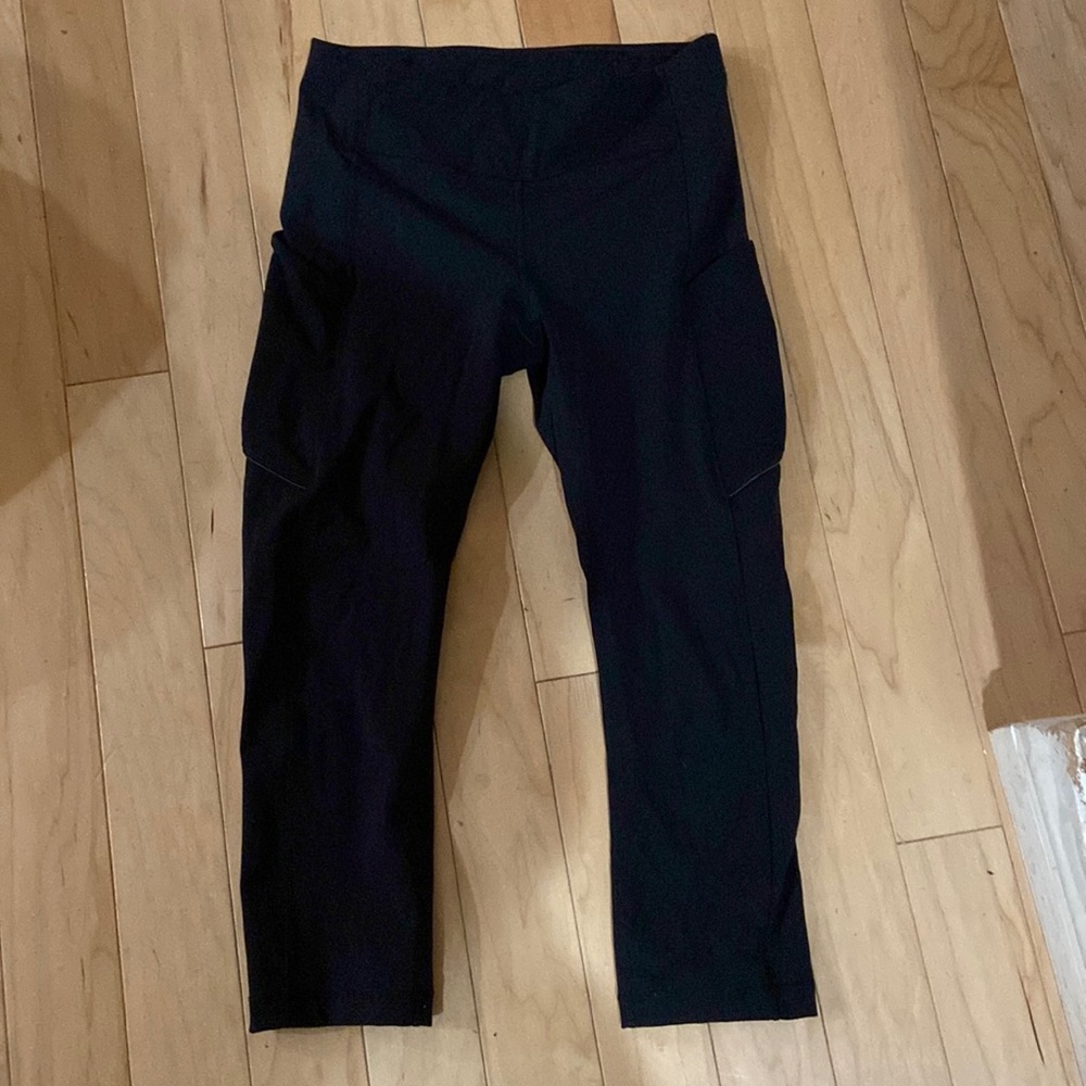 Lulu lemon leggings cropped style black size 6